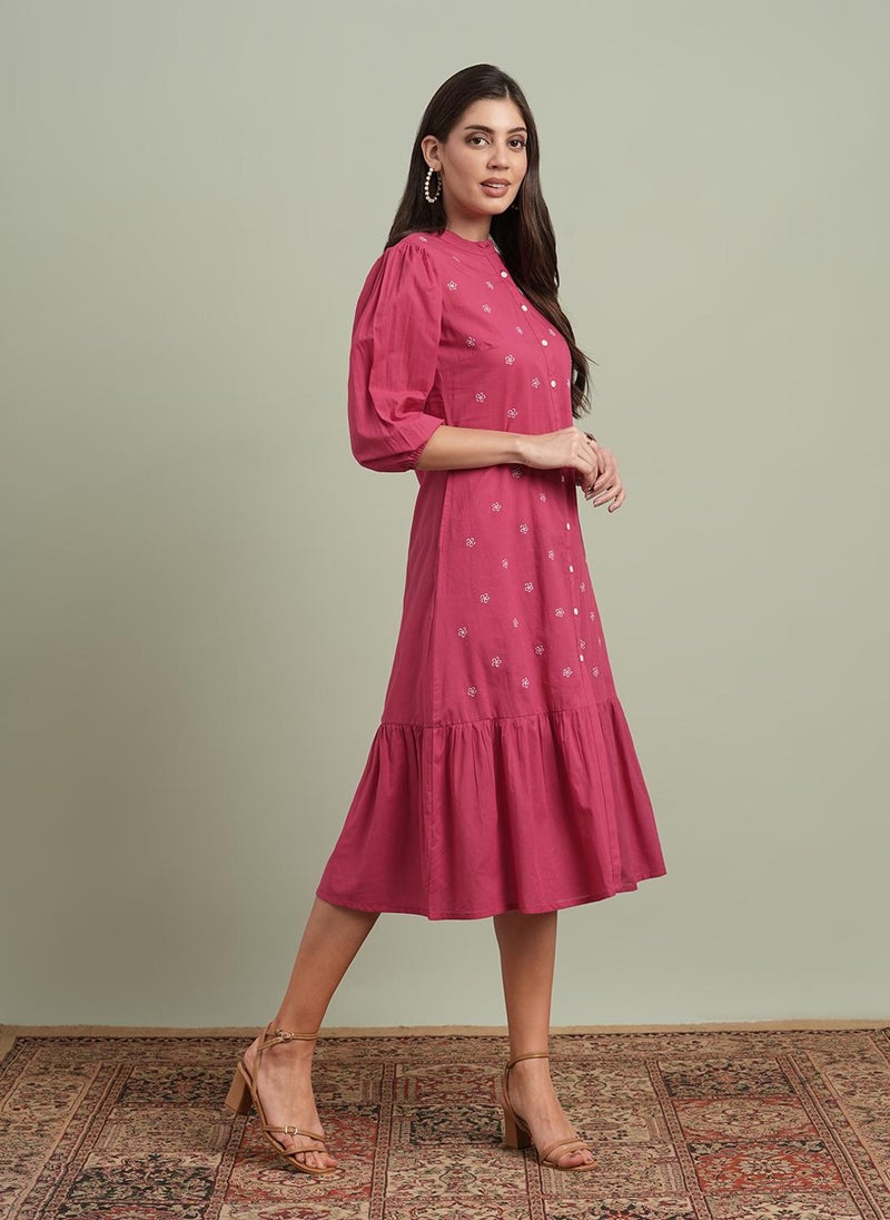 جلو باص فستان ميدي نسائي مورد بياقة مستديرة وأكمام منتفخة وحافة مكشكشة مطرز بالزهور - Image 3